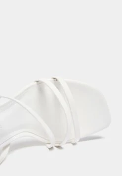 PULL & BEAR Absatz Mit Gekreuzten Riemen - Sandalen - White 11 PULL & BEAR Absatz Mit Gekreuzten Riemen - Sandalen - White -Verfijnd Schoen Winkel 11f9646f3a214e7f86b757e545cf53b7