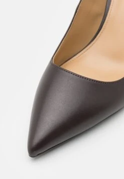 MICHAEL Michael Kors Alina - Klassieke Pumps - Chocolate -Verfijnd Schoen Winkel 21c237faf96f4e3cade0f5887597a060