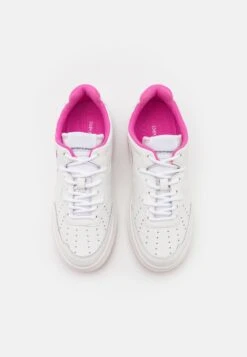 Emporio Armani Sneakers Laag - White/Pink 13 Emporio Armani Sneakers Laag - White/Pink -Verfijnd Schoen Winkel 2583d59a84a24e21bdb4ac46896bb9be