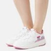 Emporio Armani Sneakers Laag - White/Pink -Verfijnd Schoen Winkel 2a1d563307354de58236ee9ac7548319