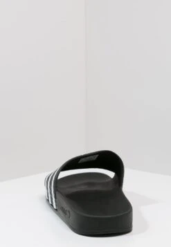 Adidas Originals Adilette Unisex - Muiltjes - Black/White -Verfijnd Schoen Winkel 3d4be3bd81b649388ffbdb4a1c9c55cf
