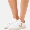 Veja V-12 - Sneakers Laag - Extra White/Dune 1 Veja V-12 - Sneakers Laag - Extra White/Dune -Verfijnd Schoen Winkel 4a87c9abd6374a02953c01026289abc7