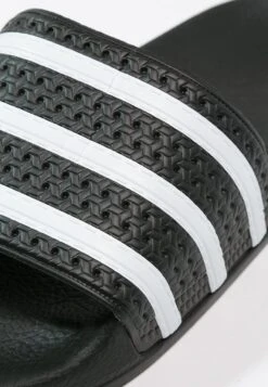 Adidas Originals Adilette Unisex - Muiltjes - Black/White -Verfijnd Schoen Winkel 6837c498b2814795b7dd3abdbb371eaa