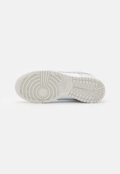 Nike Sportswear Dunk- Sneakers Laag - White/Photon Dust White 10 Nike Sportswear Dunk- Sneakers Laag - White/Photon Dust White -Verfijnd Schoen Winkel 93c35aab5e444ed1831eedf8172b7150