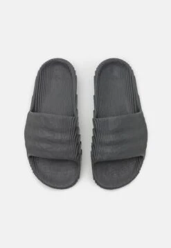 Adidas Originals Adilette 22 Unisex - Badslippers - Grey Five/Core Black 11 Adidas Originals Adilette 22 Unisex - Badslippers - Grey Five/Core Black -Verfijnd Schoen Winkel 9470137ab7b0453bbdfb9a1d0426a89e