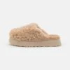 Ugg Maxi Curly Platform - Pantoffels - Sand -Verfijnd Schoen Winkel b1a292b4787d42c79f089cde72b8380f