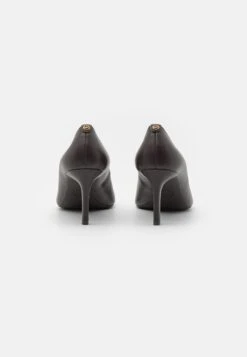 MICHAEL Michael Kors Alina - Klassieke Pumps - Chocolate -Verfijnd Schoen Winkel e73d33fe99c4469a9a11293f4d00939f