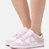 Nike Sportswear Dunk Low - Sneakers Laag - White/Pink Foam -Verfijnd Schoen Winkel efe66fb10fa14874ad41a145cc3bbb2f