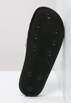 Adidas Originals Adilette Unisex - Muiltjes - Black/White -Verfijnd Schoen Winkel f15cc37f92de4de7a4a1392661518046