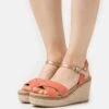 Xti Sandalen Met Sleehak - Coral -Verfijnd Schoen Winkel f254c7e2d60947a6bb637070162ec005