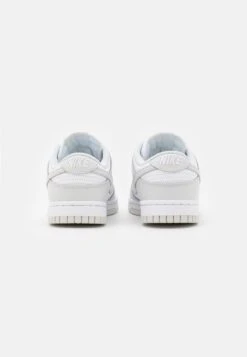 Nike Sportswear Dunk- Sneakers Laag - White/Photon Dust White 9 Nike Sportswear Dunk- Sneakers Laag - White/Photon Dust White -Verfijnd Schoen Winkel fb412f6efd964575a9234e68c794d26a